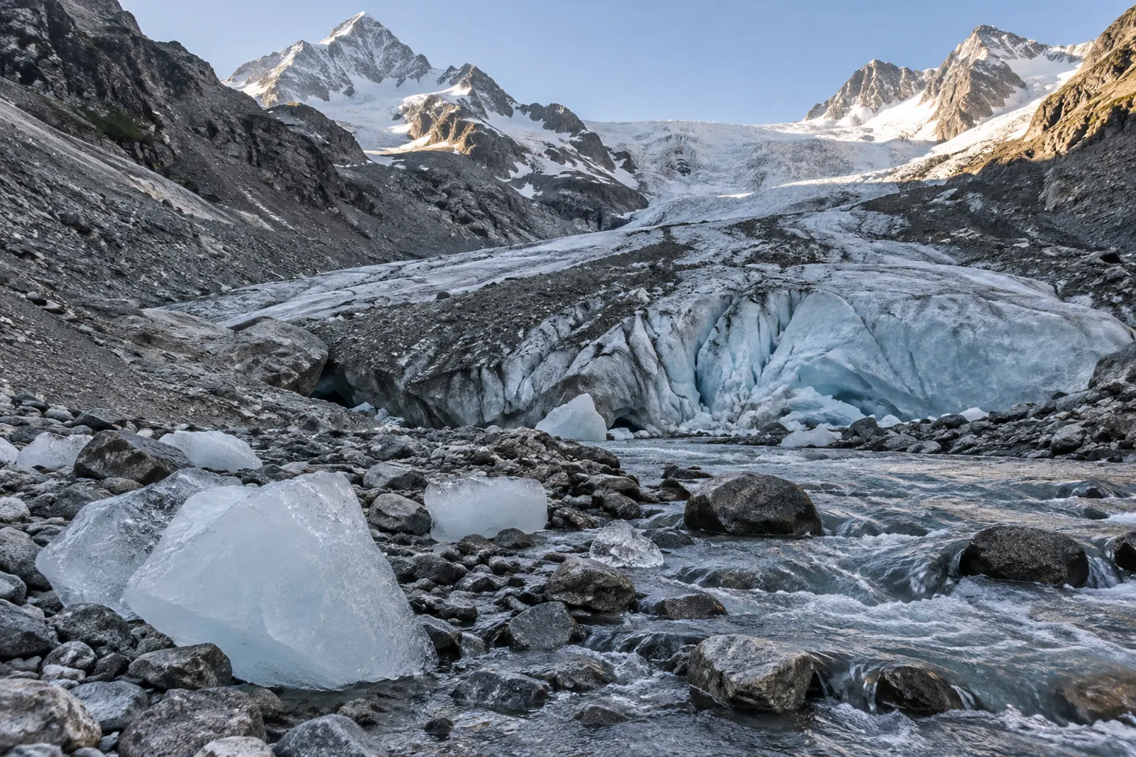 Le glacier du Mont Miné et des blocs de glace au bord du torrent